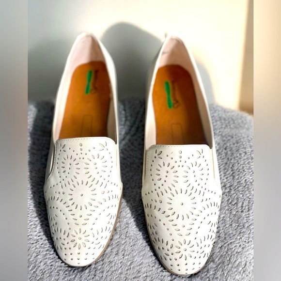 BareTraps Shoes - 🌟
Laser Cut-out Baretraps Amry Women sz 8M Casual white Slip on Shoes